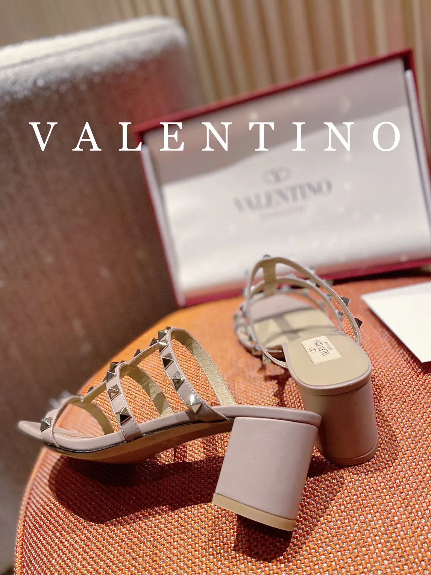 👟👟Ex-factory price 440🌈🌈 Women's shoes, women's clothing, high-end quality 𝑉𝐴𝐿𝐸𝑁𝑇𝐼𝑁𝑂 Valentino ♡ͥ | Level🔍 The classic King flip flops are also so beautiful. The textured hardware brings out a full sense of luxury. After putting it on my feet, I was shocked that my feet looked slimmer! The new season lives up to expectations! Worth buying ★Imported cowhide is absolutely high-grade ❥Original method is absolutely sensual ❥Elegant style creates a different feeling🙈 Simple temperament style!  ♡ show bdetails ———————————— ⊿▸: Size｜35-40 (customized at 40.41.42) ⊿▸: Material｜Imported cowhide ⊿▸: Material | Padded sheepskin ⊿▸: Material | Italian🇮🇹 genuine leather outsole ⊿▸: Heel height｜6cm